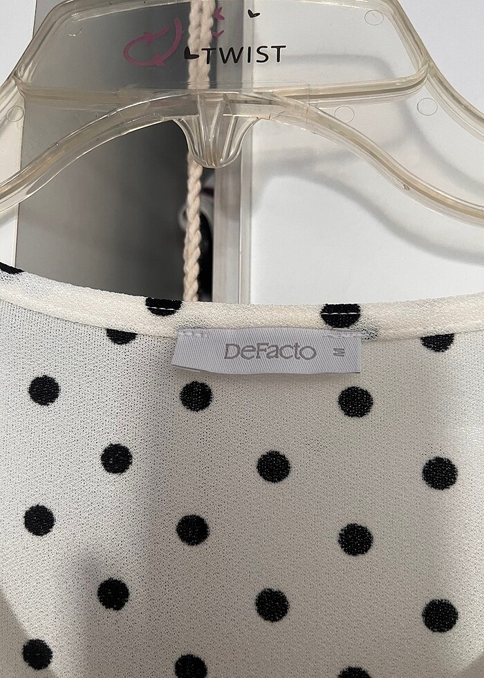 Puantiyeli beyaz kısa elbise - Görsel 2