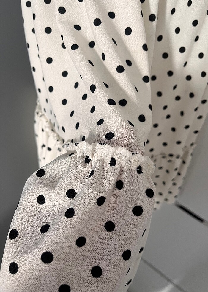 Puantiyeli beyaz kısa elbise - Görsel 3