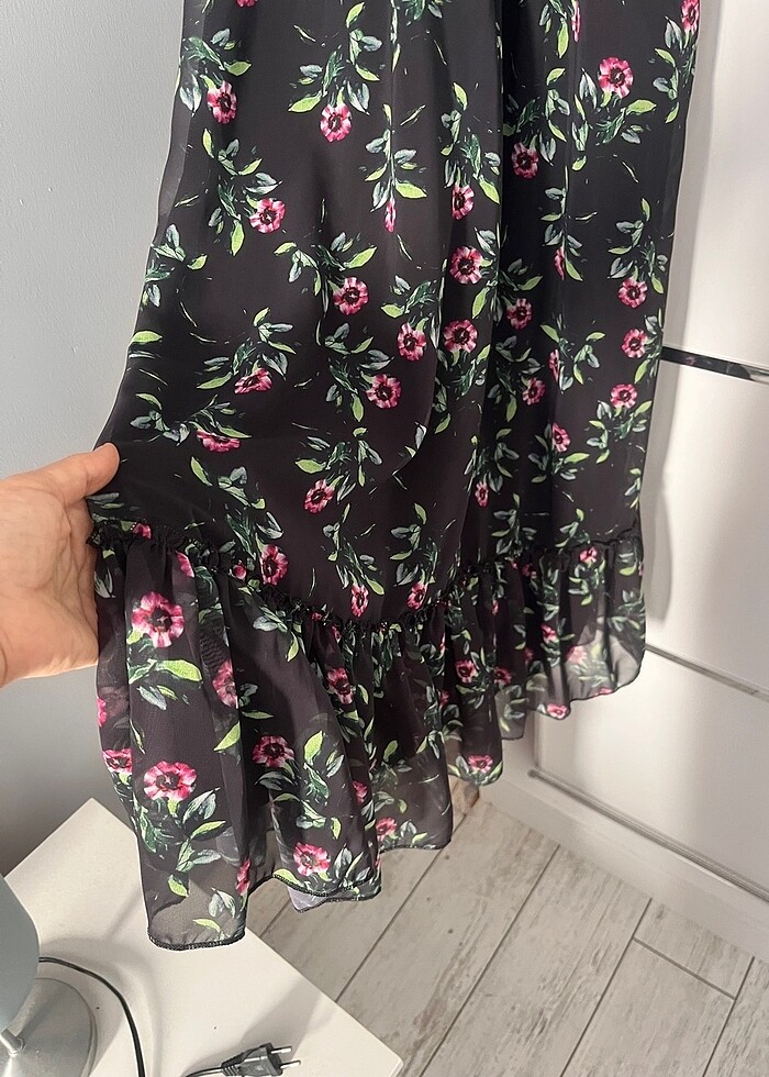 Çiçekli siyah elbise - Görsel 4