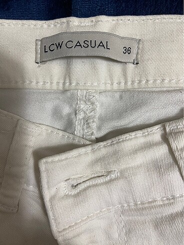 LC Waikiki LC Waikiki beyaz paçalarında ince detayları olan pantolon