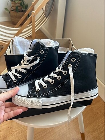 37 Beden Deri Siyah Converse Model Ayakkabı
