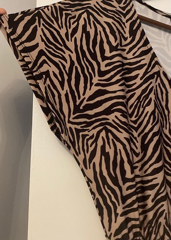 34 Beden kahverengi Renk V Yaka Kahverengi Zebra Desenli Uzun Elbise