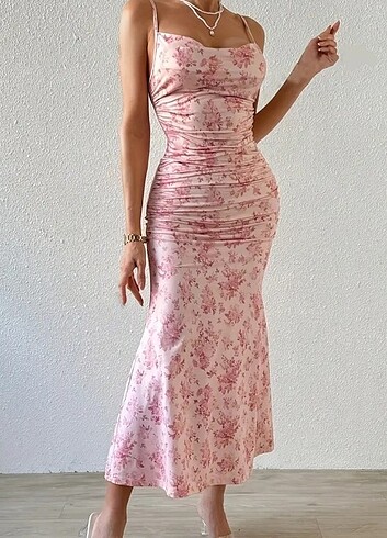 Pembe çiçekli elbise 