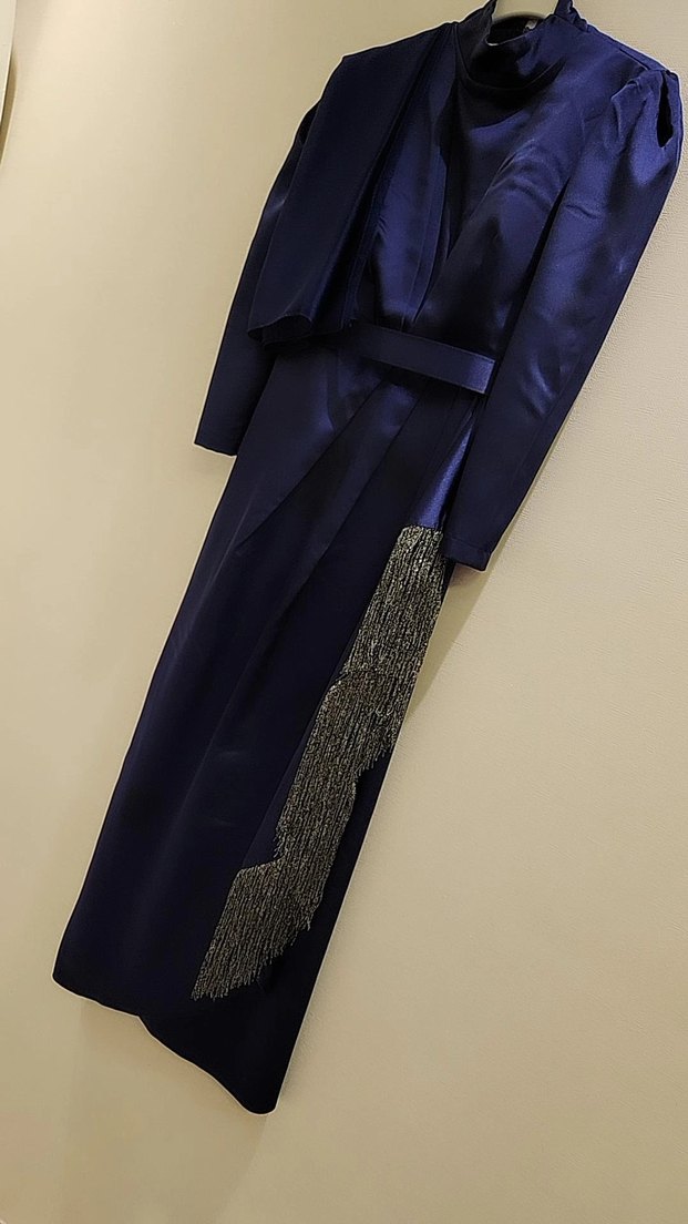 Lacivert Parlak Uzun Drapeli Kadın Abiye elbise şal dahil - Görsel 2