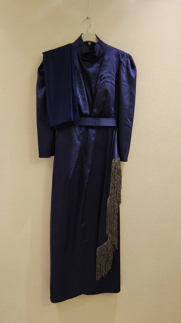 Lacivert Parlak Uzun Drapeli Kadın Abiye elbise şal dahil - Görsel 5