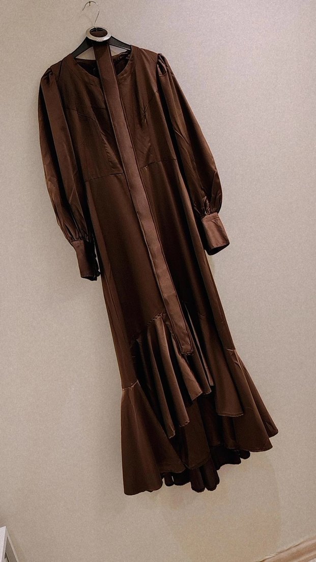 Uzun Kollu Kahverengi Fırfırlı Uzun  abiye Elbise - Görsel 4
