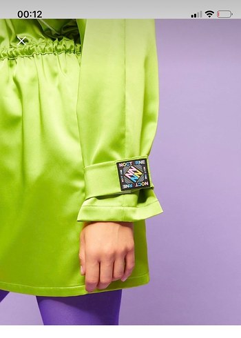 Drapeli Yüksek Yakalı Parlak Yeşil Mini Yağmurluk - Görsel 3