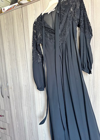 Siyah Nakışlı Uzun V Yaka Gotik Elbise