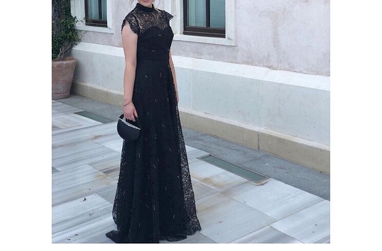 Küpürlü siyah abiye elbise