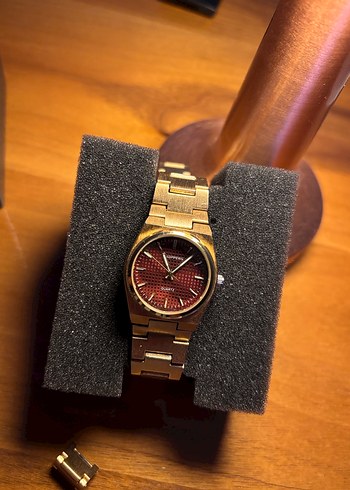 İç kadran bordo kordonu gold renk saat