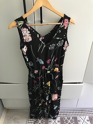 Önü yırtmaçlı beli lastikli elbise