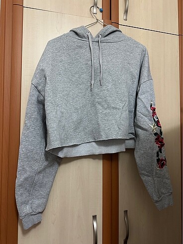 H&m gri kollari desenli crop sweatshirt