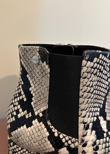 Gri Yılan Desenli Kadın Botu calvin klein - Görsel 2