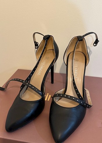 Divarese stiletto Kemer Detaylı Siyah İnce Topuklu Kadın Ayakka - Görsel 2