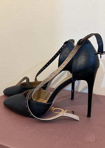 Divarese stiletto Kemer Detaylı Siyah İnce Topuklu Kadın Ayakka - Görsel 3