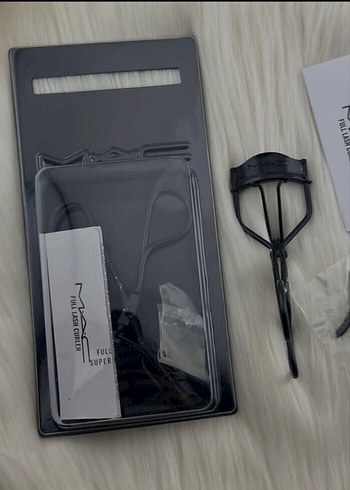 MAC Siyah Kirpik Kıvırıcı