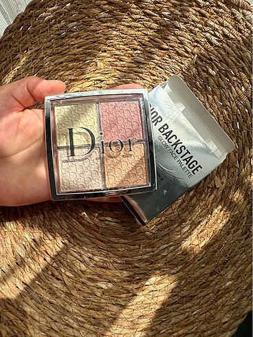 Dior 004 aydınlatıcı palet