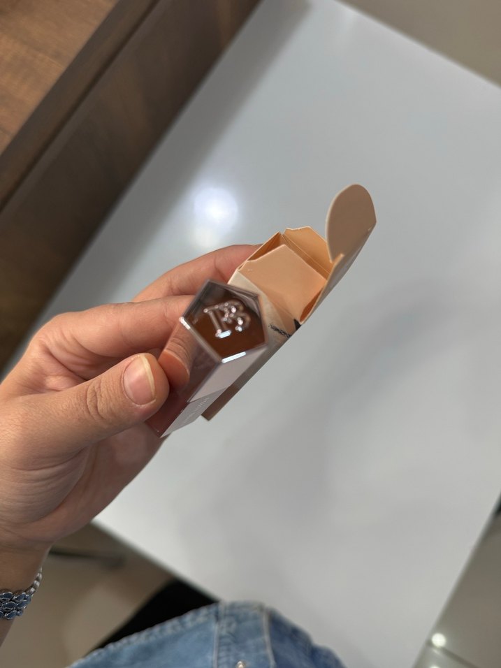 Fenty Beauty fussy 02 gloss - Görsel 3