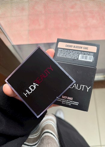 Huda Beauty Easy Bake Pudra - Cherry Blossom Cake - Görsel 4