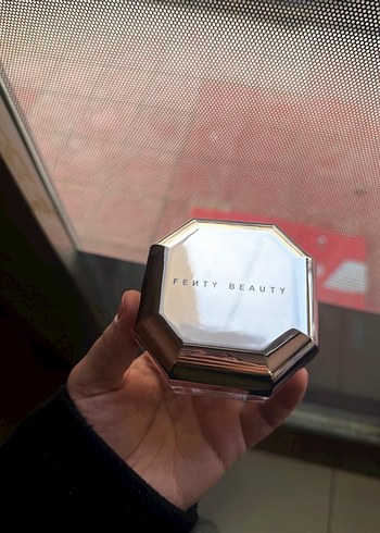 Fenty Beauty Parlak Bej Pudra - Görsel 4