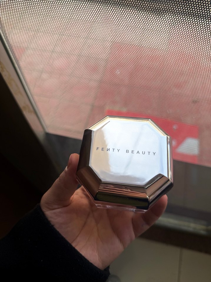 Fenty Beauty Parlak Bej Pudra - Görsel 4
