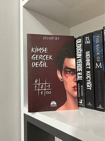Kimse Gerçek Değil - Zeynep Sey