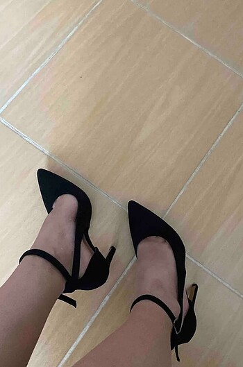 Siyah bağcıklı süet stiletto