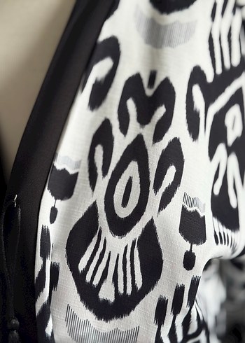 Uzun Siyah Beyaz Desenli Bohem Kimono - Görsel 3