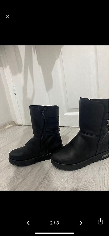 Diğer Ürün çok az giyildi sadece son fotoğrafta olan bi bir sorunu var