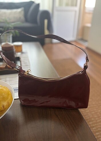 Parlak rugan çanta 