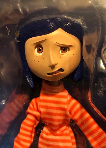 NECA Coraline / Koralin Figür - [Turuncu Çizgili Kazak] - Görsel 2