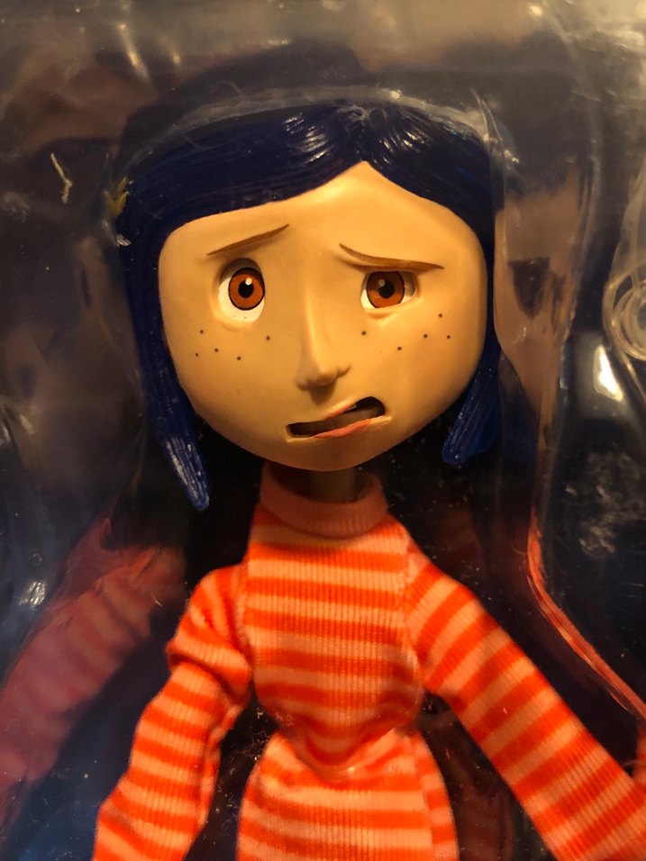 NECA Coraline / Koralin Figür - [Turuncu Çizgili Kazak] - Görsel 2