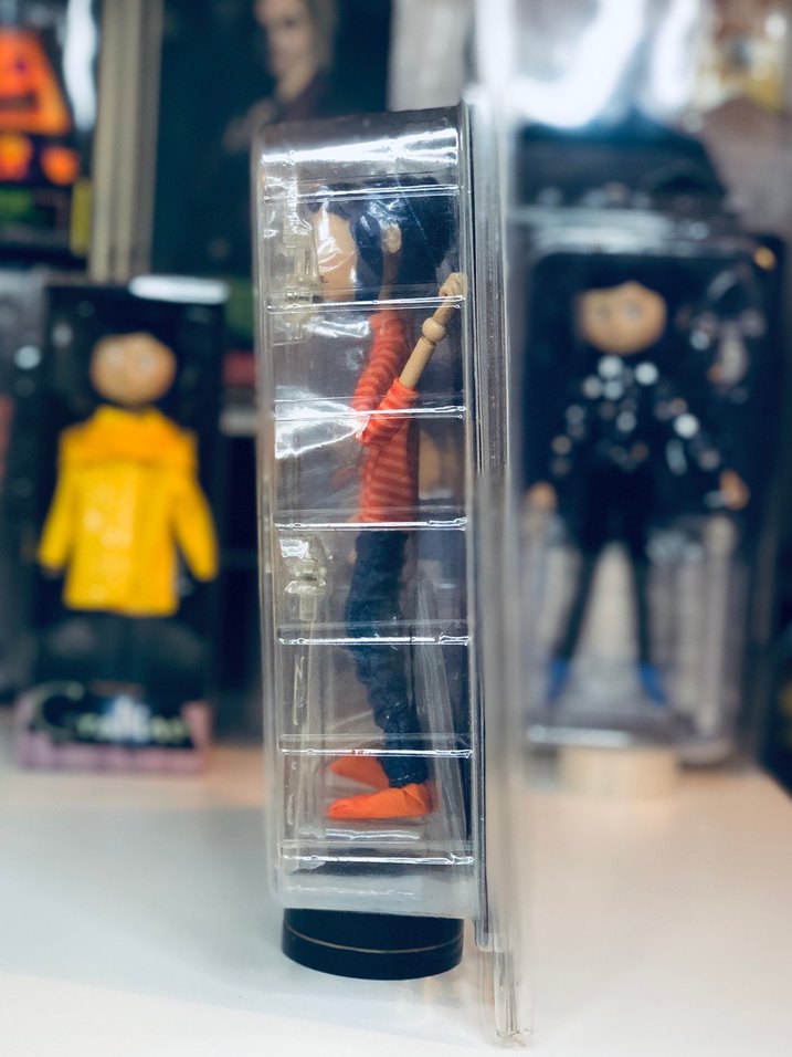 NECA Coraline / Koralin Figür - [Turuncu Çizgili Kazak] - Görsel 4