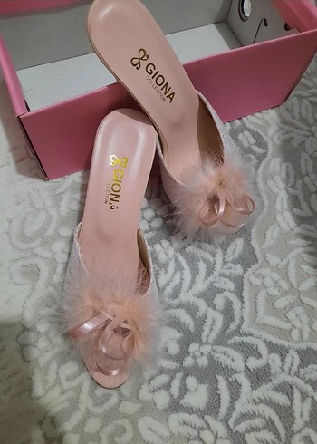 Pembe Tüylü Yüksek Topuklu Kadın Terlik