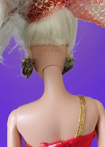  Beden Renk Kırmızı Altın Parıltılı Elbiseli Barbie Bebek 1990'S Mattel