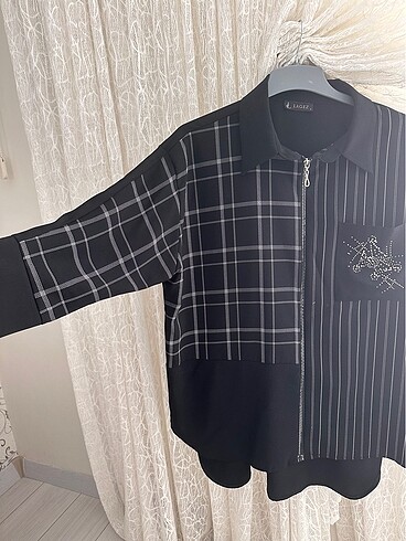Bluz siyah cep detaylı desenli fermuarlı