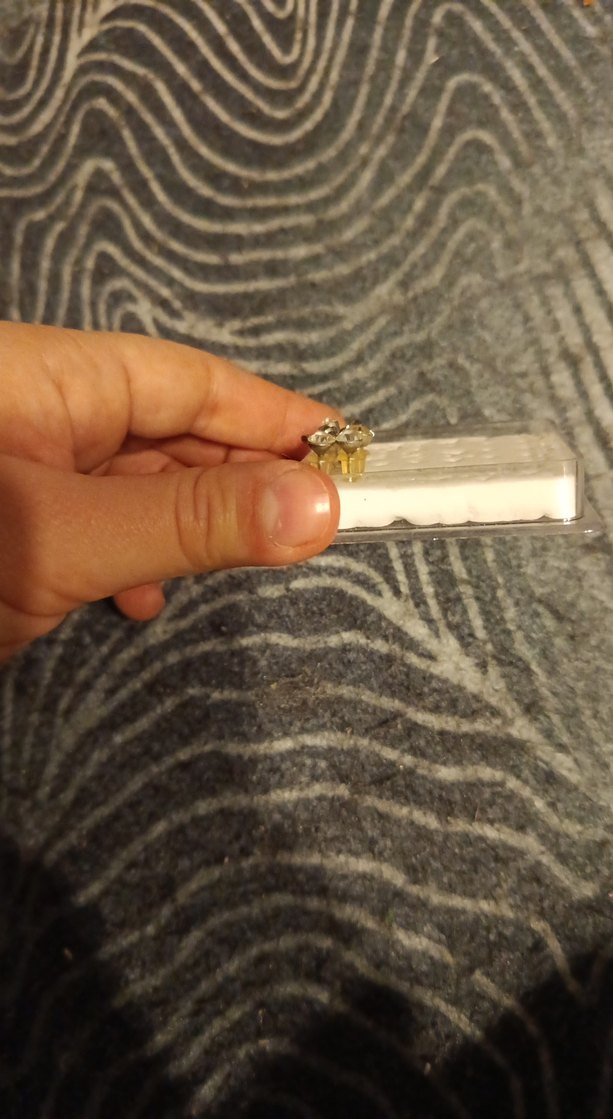 Beyaz Toz ve Gri Zemin Üzerinde Parlak Taşlar - Görsel 2