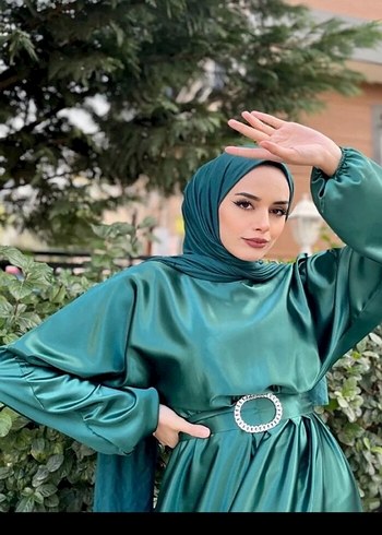 Yeşil Parlak Saten Uzun Elbise - Görsel 2