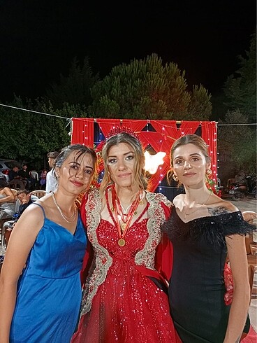 Diğer Elbise omuz detayı tüylü ve taşlı