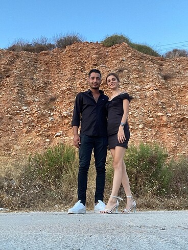 Elbise omuz detayı tüylü ve taşlı