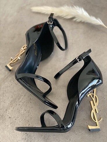 Yves Saint Laurent topuklu ayakkabı