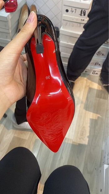 37 Beden Louboutin