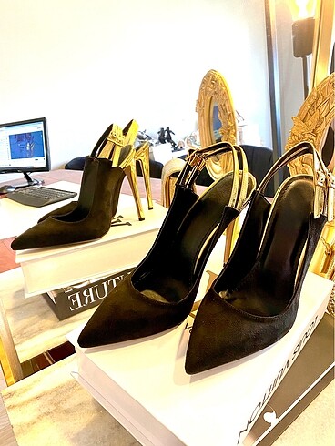 Zara Gold detaylı topuklu ayakkabı