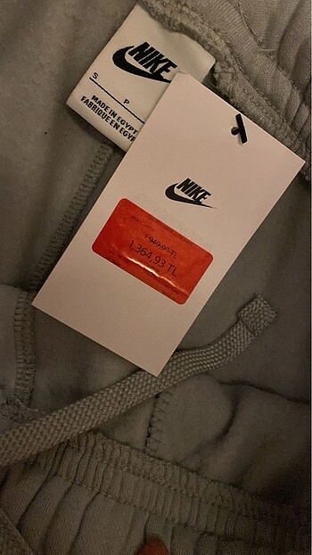 Nike Nike etiketi üstünde