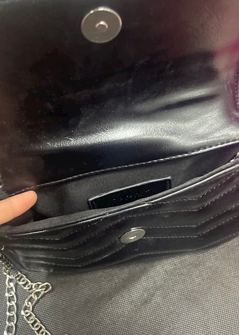 Zincir Detaylı Siyah Yılan Derisi Desenli Deri Çanta - Görsel 5