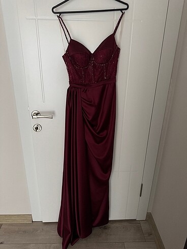 Bordo saten uzun abiye