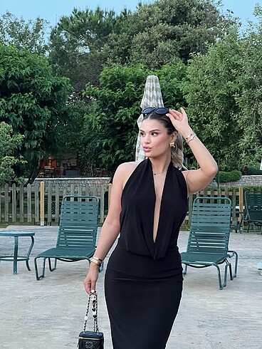 m Beden siyah Renk Muhteşem Bir Elbise Siyah Hem Göğüs Hem Sırt Dekoltesi Mevcut
