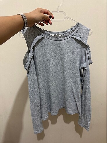 H&M Omzu Açık Gri Bluz