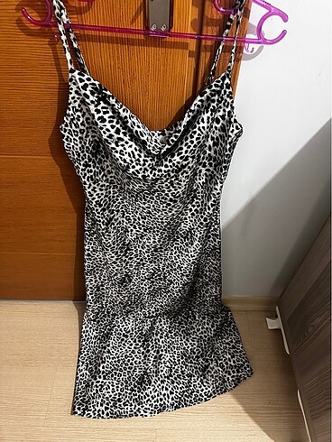 SATEN DEGAJE YAKA LEOPAR ELBİSE