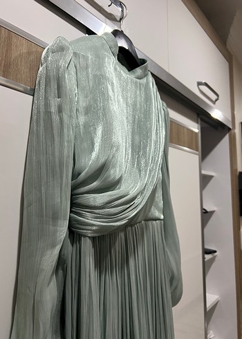 Drapeli Yüksek Yakalı Uzun Kadın Elbise - Görsel 2